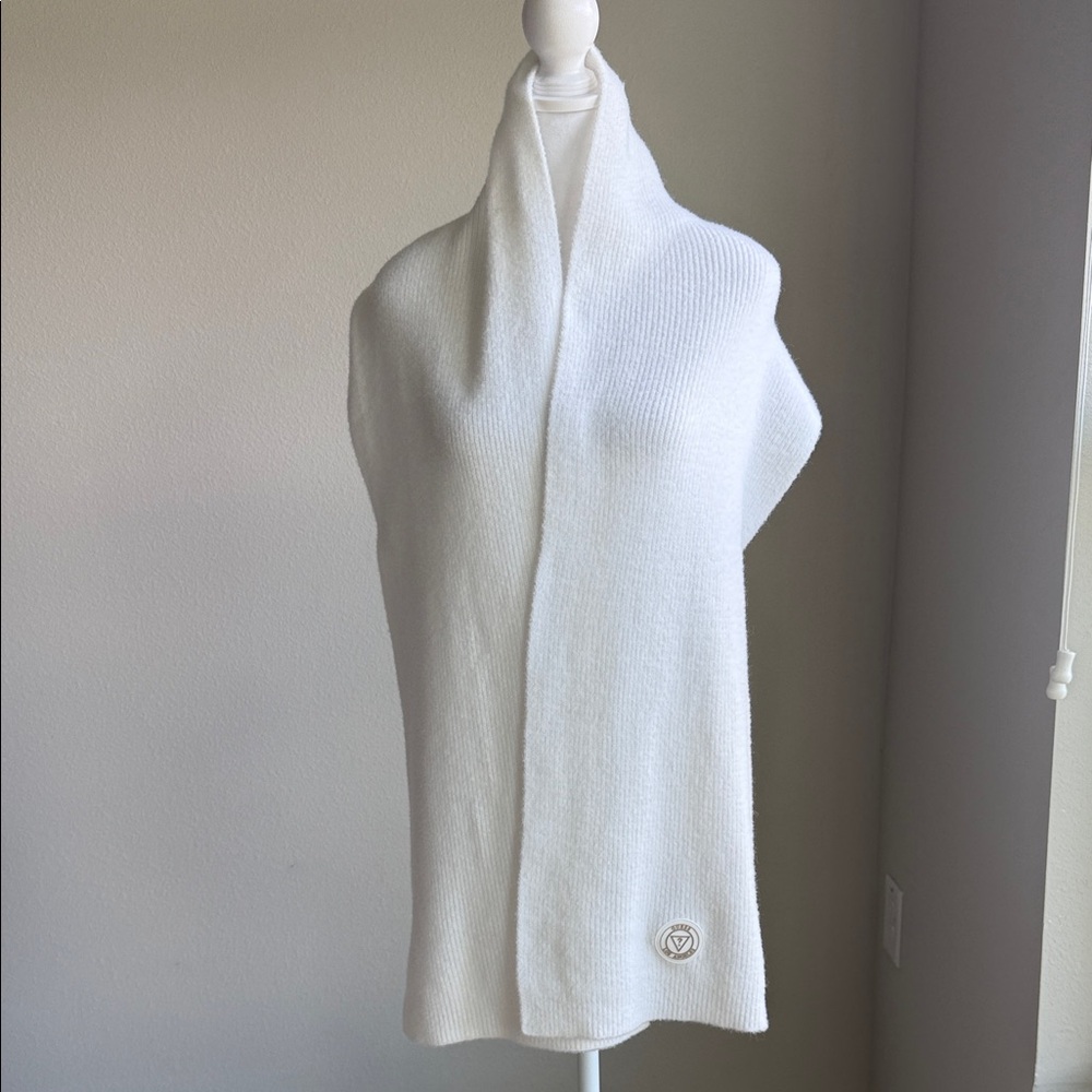 Guess Los Angeles women’s white knit scarf